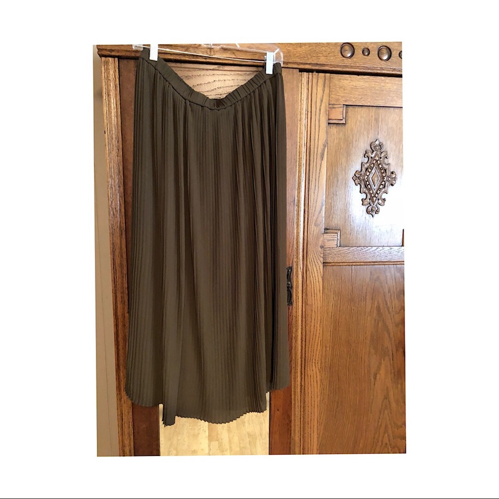 High waisted pleated skirt